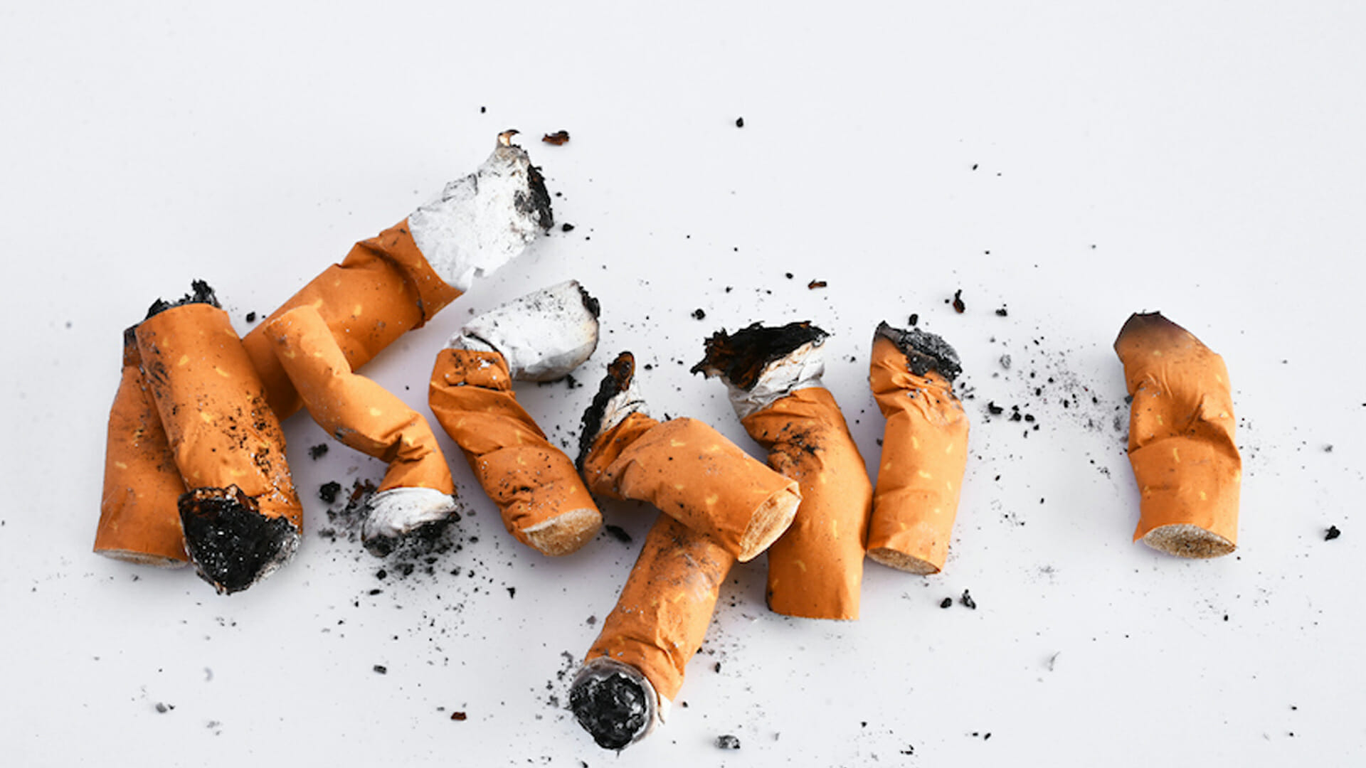 Окурки на улице. Падение сигареты. Бычок сигареты. Сигарета и природа. Падает окурки.